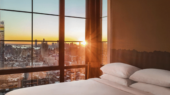 Les hôtels Moxy à New York, le meilleur rapport qualité/prix de la ville : chambre avec vue sur la skyline de Manhattan et son coucher de soleil