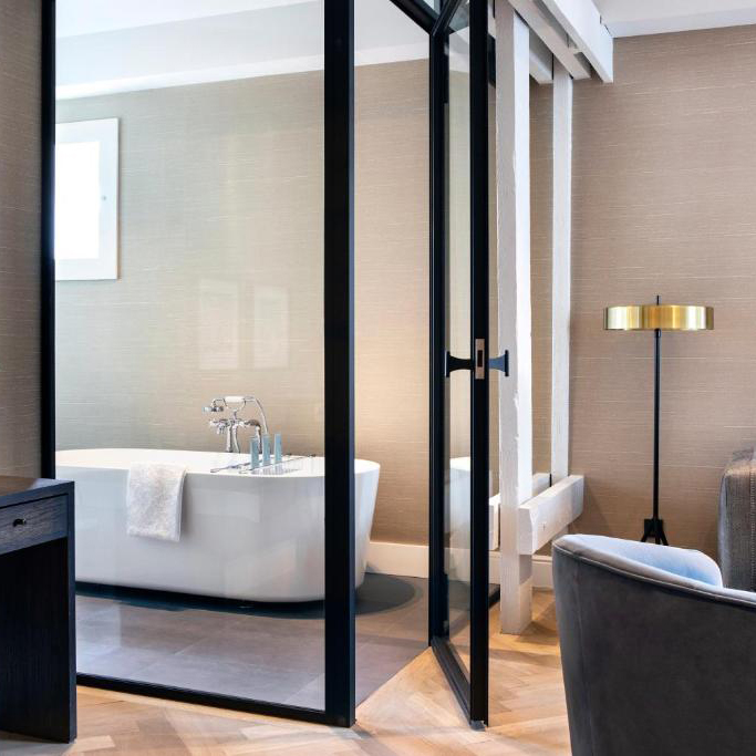 Les meilleurs hôtels à Gand ou Gent en Belgique : Salle de bain moderne avec baignoire au Pillows Grand Boutique Hotel Reylof