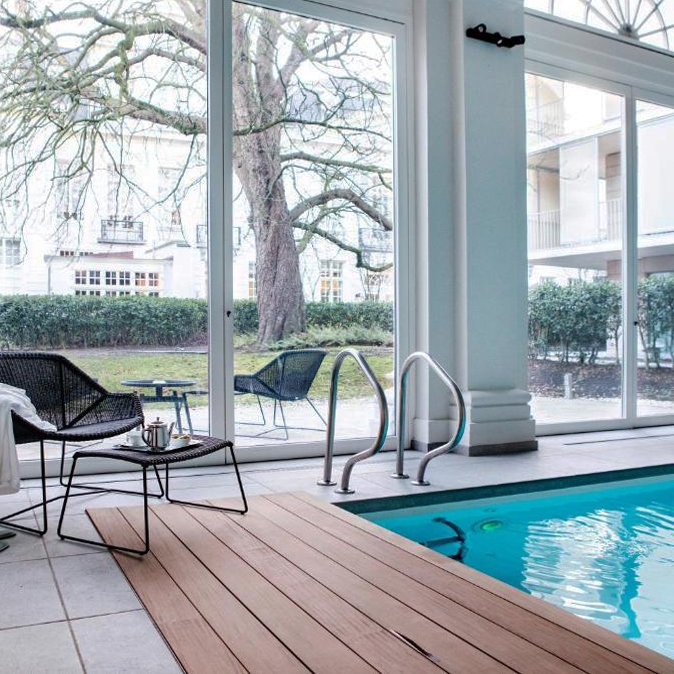 Meilleurs hôtels avec Spa à Gand : la piscine avec vue sur le jardin au Pillows Grand Boutique Hotel Reylof